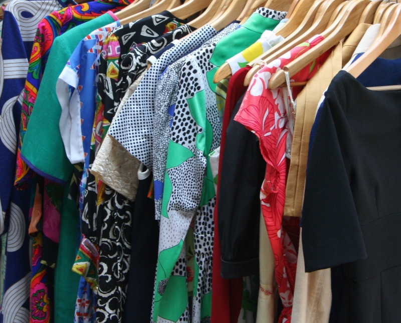 magasin-AUVARE-min_dresses_apparel_clothing_clothes_clothes_hangers_wooden_hangers_retail_shop_closet-1149845