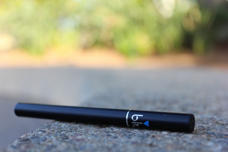magasin-AUVARE-min_e_cigarette_vaping_blu_cigs_blu_electronic_cigarette_tobacco_cigarette_smoke-637061
