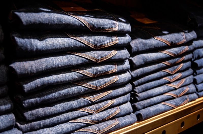 magasin-AUVARE-min_jeans_pants_blue_shop_shopping_shelf_exhibition_buy-940702