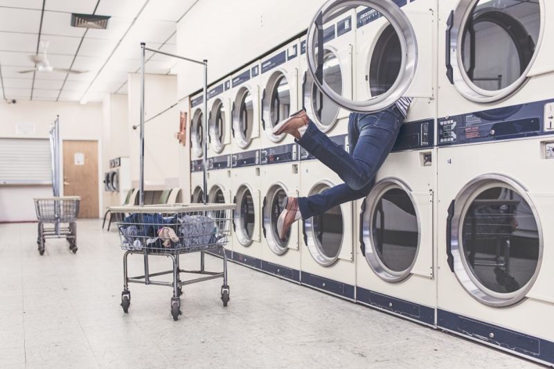 magasin-AUVARE-min_laundry_washing_machines_housewife_household_laundry_shop_woman_funny_accident-946996